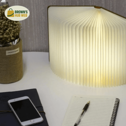 Brown's Hub Web™ Lampada Libro Notturna LED – Elegante Design in Legno 3D